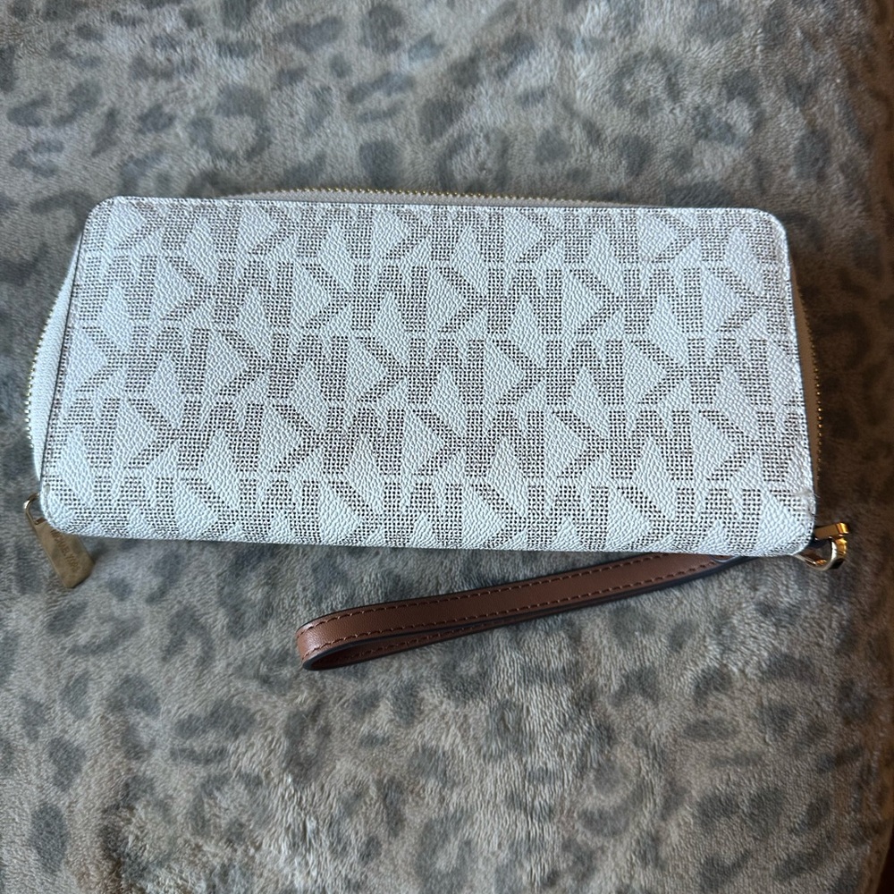 This is a Michael Kors wallet. Used once, practically brand new condition